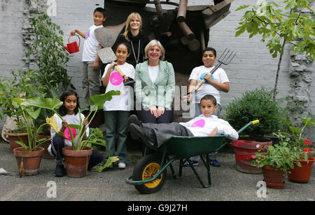 Kinder der Clara Grant Primary School (links-rechts: Saba Qureshi (9 Jahre), Ngoc Pham oben mit Gießkanne (9 Jahre), Halima Khanam (10 Jahre), Annie Bichnell, Head of Education Bow Arts Trust, Helen Thorne, Head of Policy beim Big Lottery Fund, Azim Ahmed (10 Jahre) und Jaydon Sullivan in Barrow (8 Jahre) im Osten Londons, `hat sich mit dem Bow Arts Trust zusammengeschlossen, um den Raum, in dem die Kinder von einem Parkplatz stehen, in einen` Atemplatz`s im Herzen von Londons East End zu verwandeln. Stockfoto